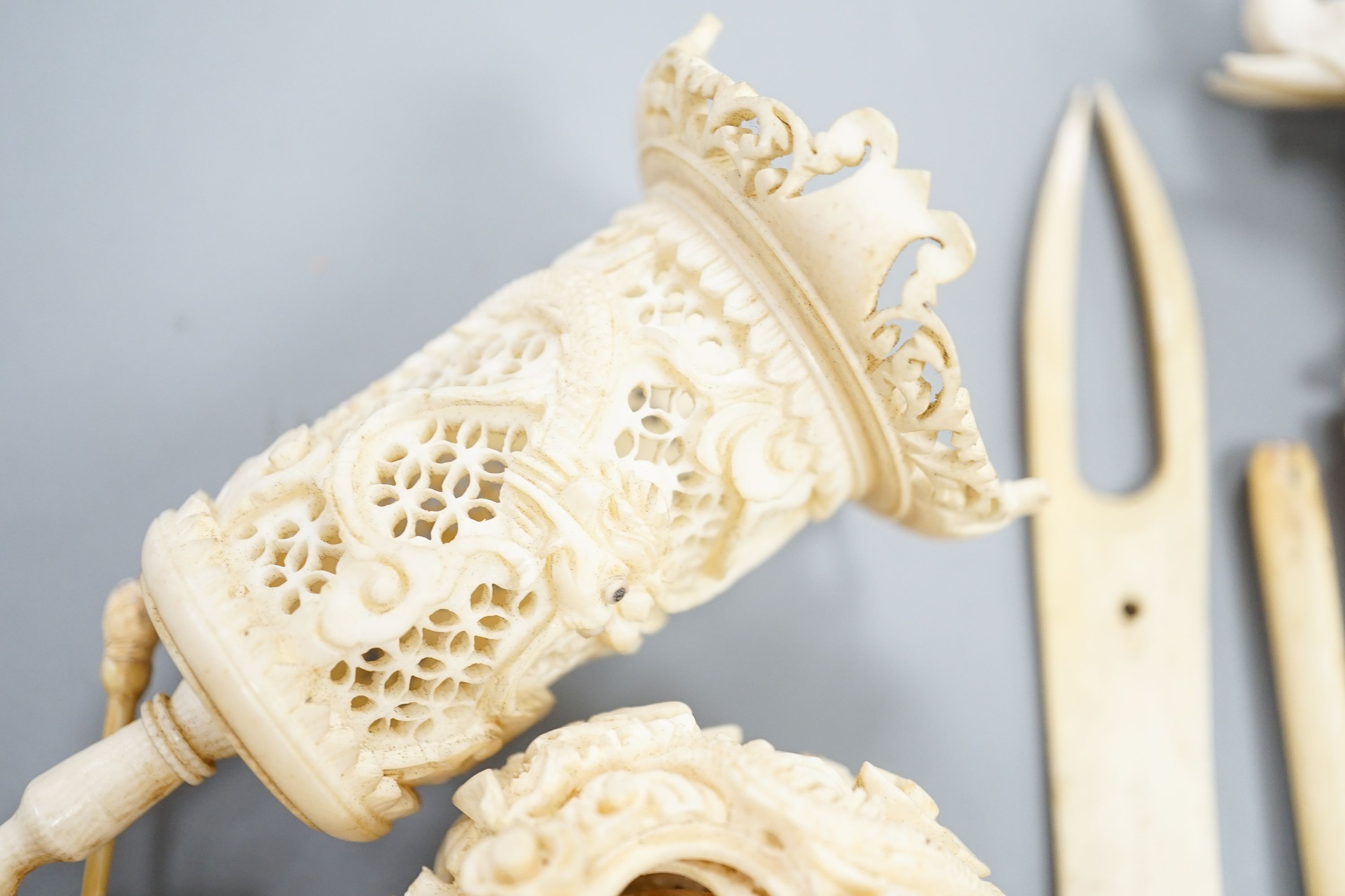 A group of mixed Ivory pieces including a concentric ball and stand, 19th/early 20th century 80-120